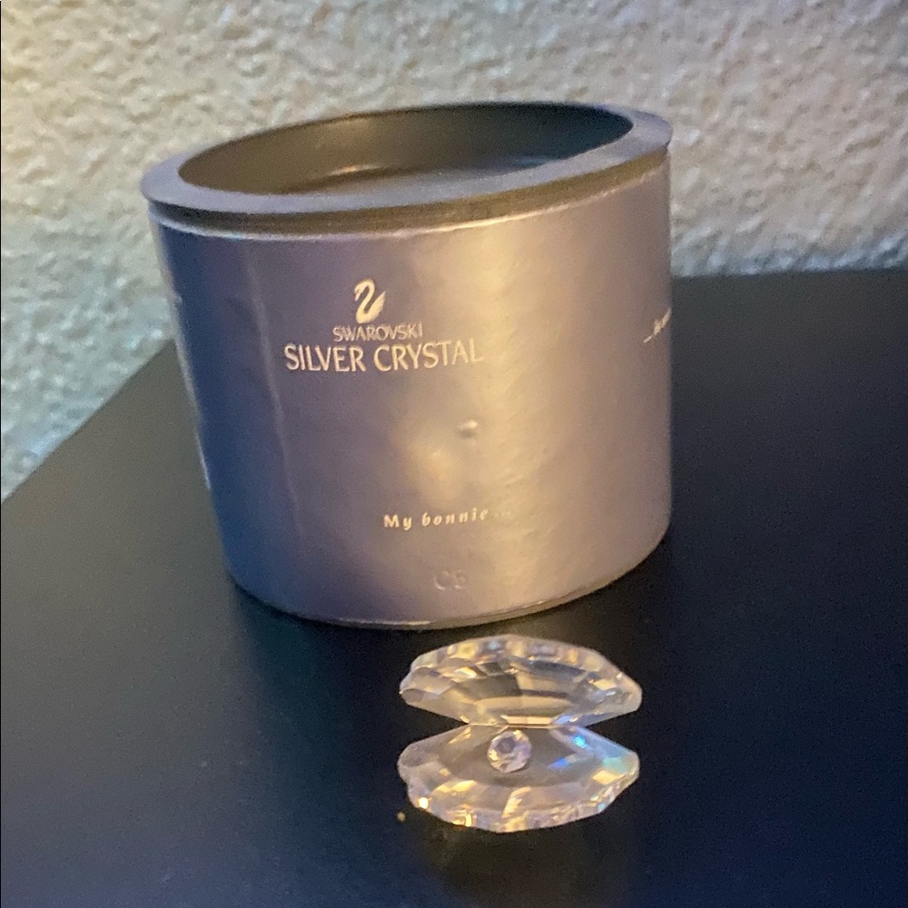 Swarovski crystal pearl in shell